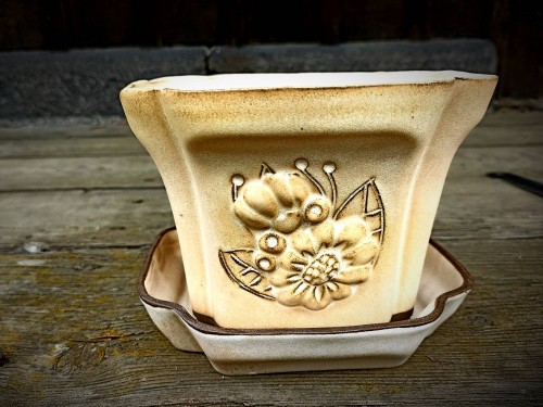 Čtverhraný barokní květináč