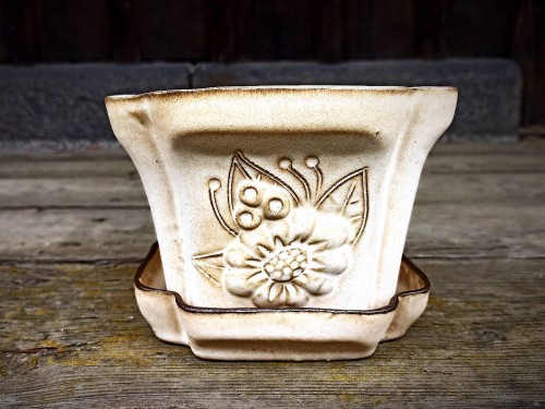 Čtverhraný barokní květináč s podmiskou. 10cm.