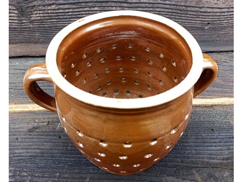 Cedník ,(hrachovec). Asi 1,5litru