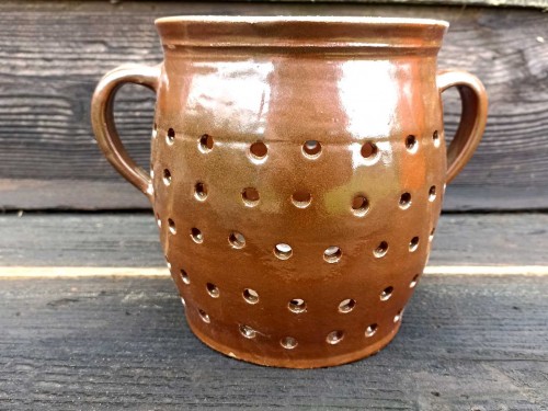 Cedník ,(hrachovec). Asi 1,5litru