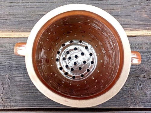 Cedník ,(hrachovec). Asi 1,5litru