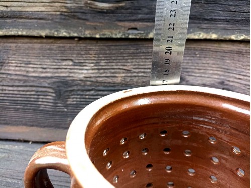 Cedník ,(hrachovec). Asi 1,5litru