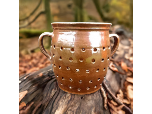 Cedník ,(hrachovec). Asi 1,5litru