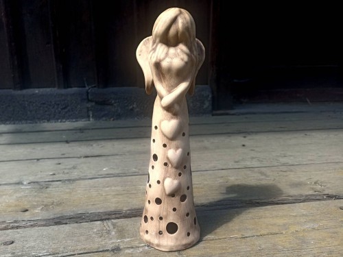 Anděl lásky.34cm. Režný. Srdíčka na sukni.