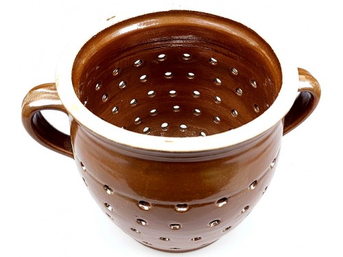 Cedník ,(hrachovec). Asi 1,5litru.V.