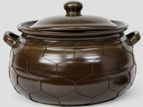 Hrnec keramický odrátovaný s víkem.